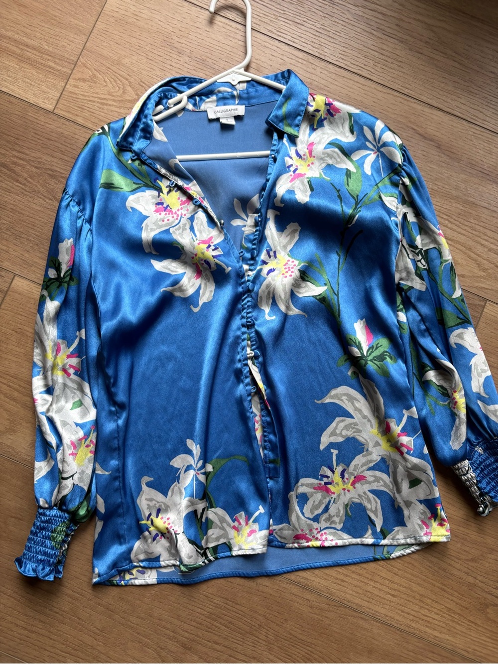 Calligraphie Women’s Blue Colorful Floral Satin Flowy Button Blouse Size s